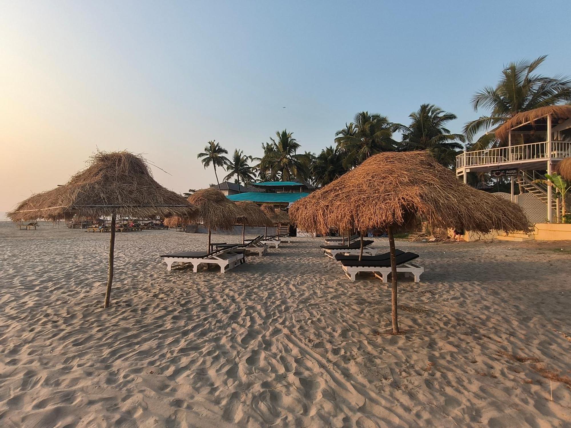Aqua Beach Stays Ashwem Mandrem Exterior photo