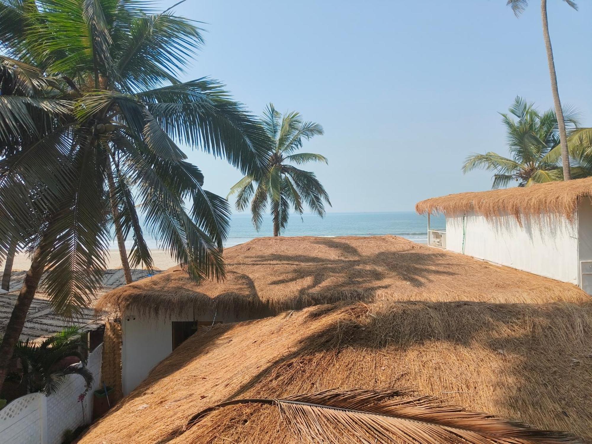 Aqua Beach Stays Ashwem Mandrem Exterior photo