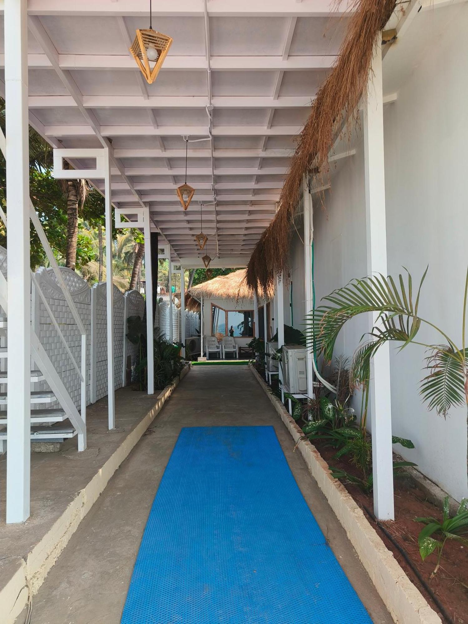 Aqua Beach Stays Ashwem Mandrem Exterior photo